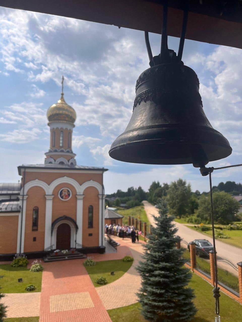 Вид на храм с колокольни
