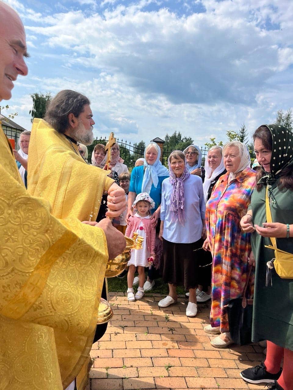 Священнослужители и прихожане у храма