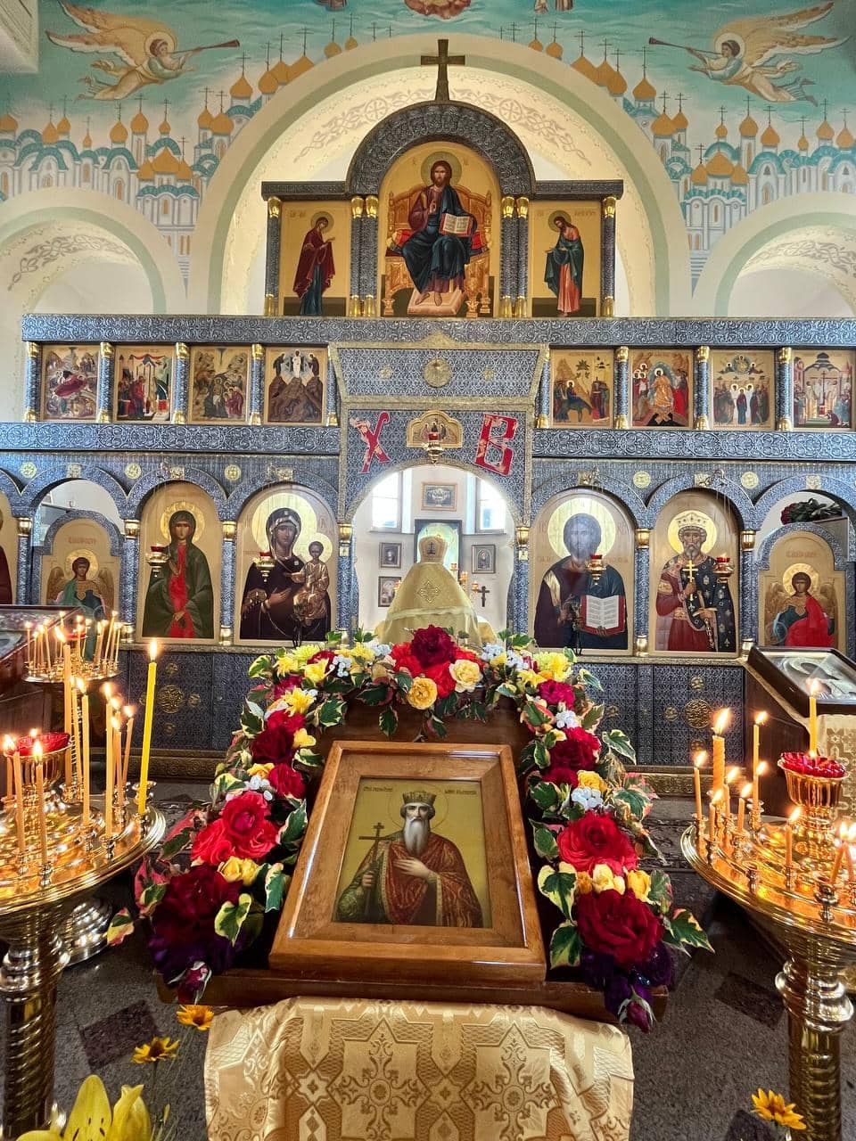 Икона князя Владимира перед иконостасом
