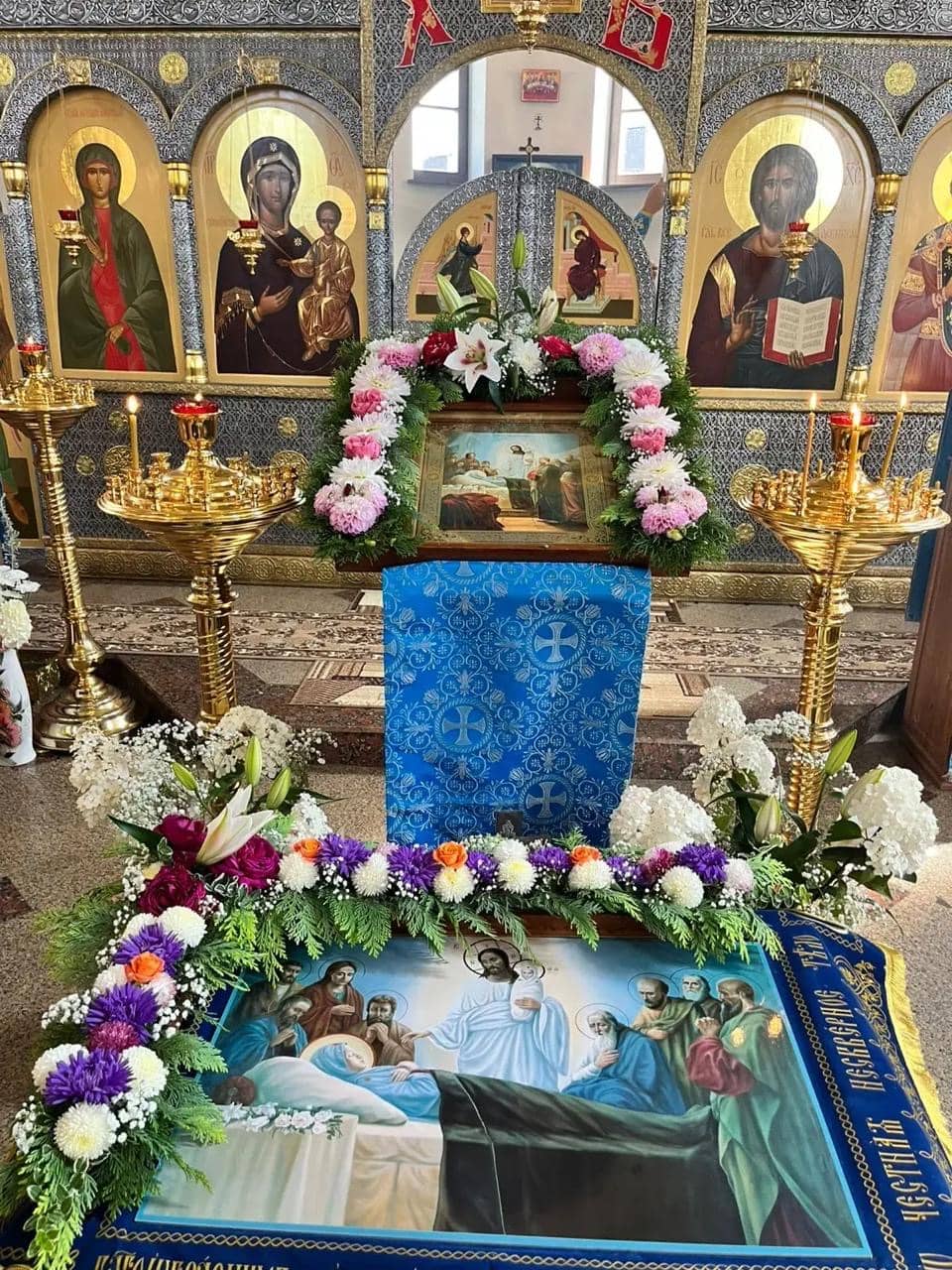 Плащаница и праздничное убранство храма