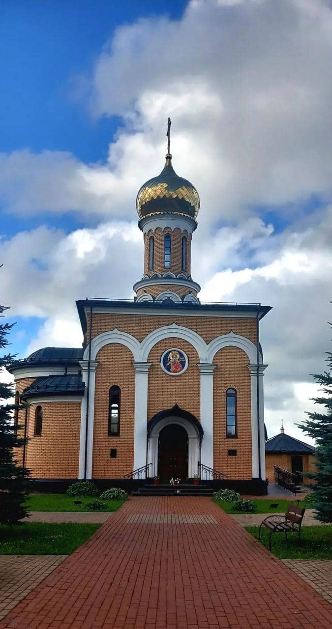 Дорожка к главному входу в храм