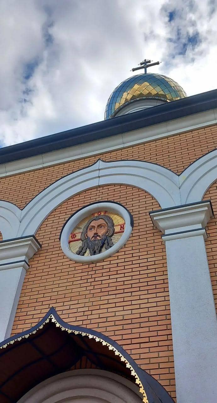 Образ Спасителя на фасаде храма