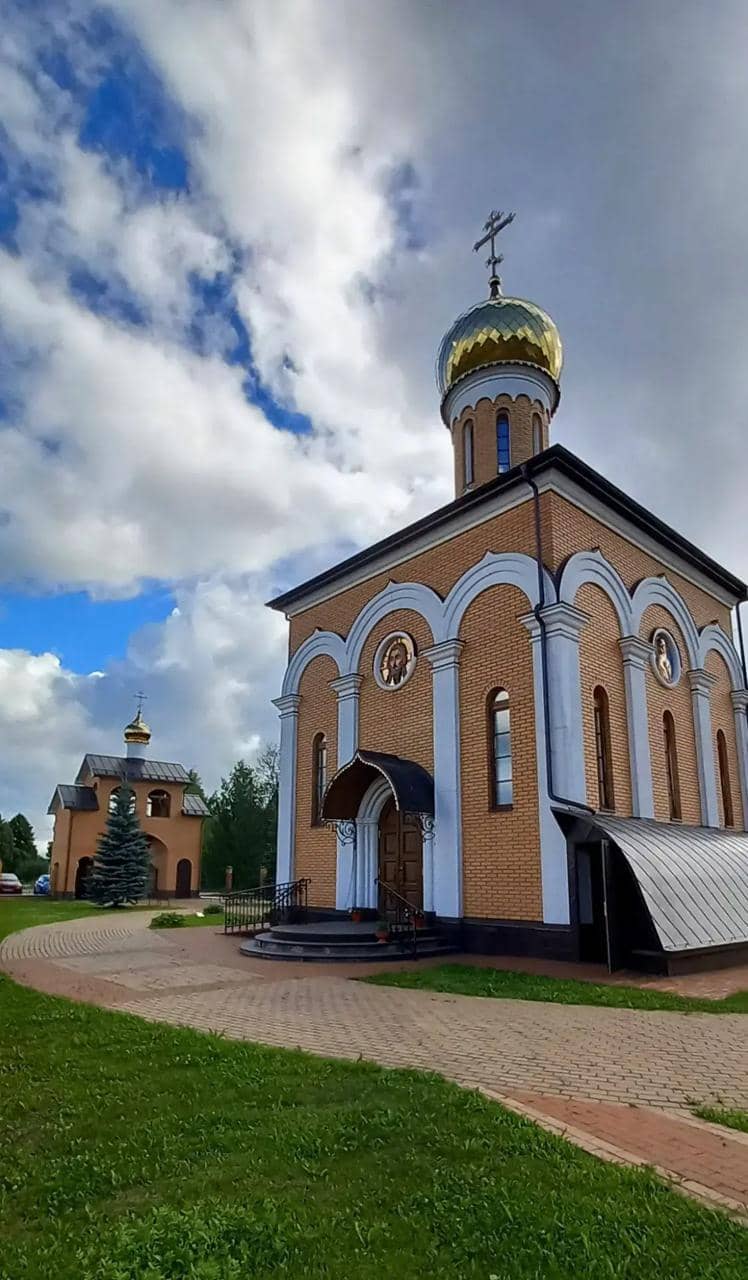 Храм и колокольня со стороны территории